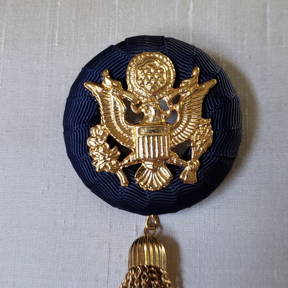 VTG brooch coat of arms medallion/w fringes - Picture 6 of 11